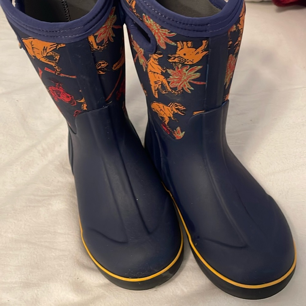 Bogs boys size 4. Used once. Classic II Dino winter boot